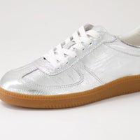Women's Django & Juliette Dari in Silver-Gum Sole Shrunken Leather. Sku: DJ21134SIUCM